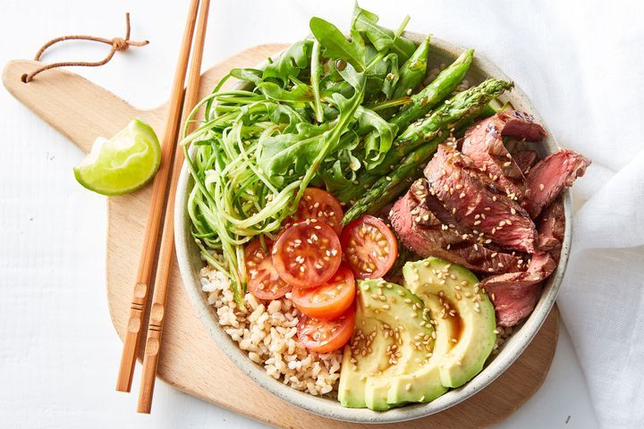 Quinoa met pittige biefreepjes en zoetzure komkommer