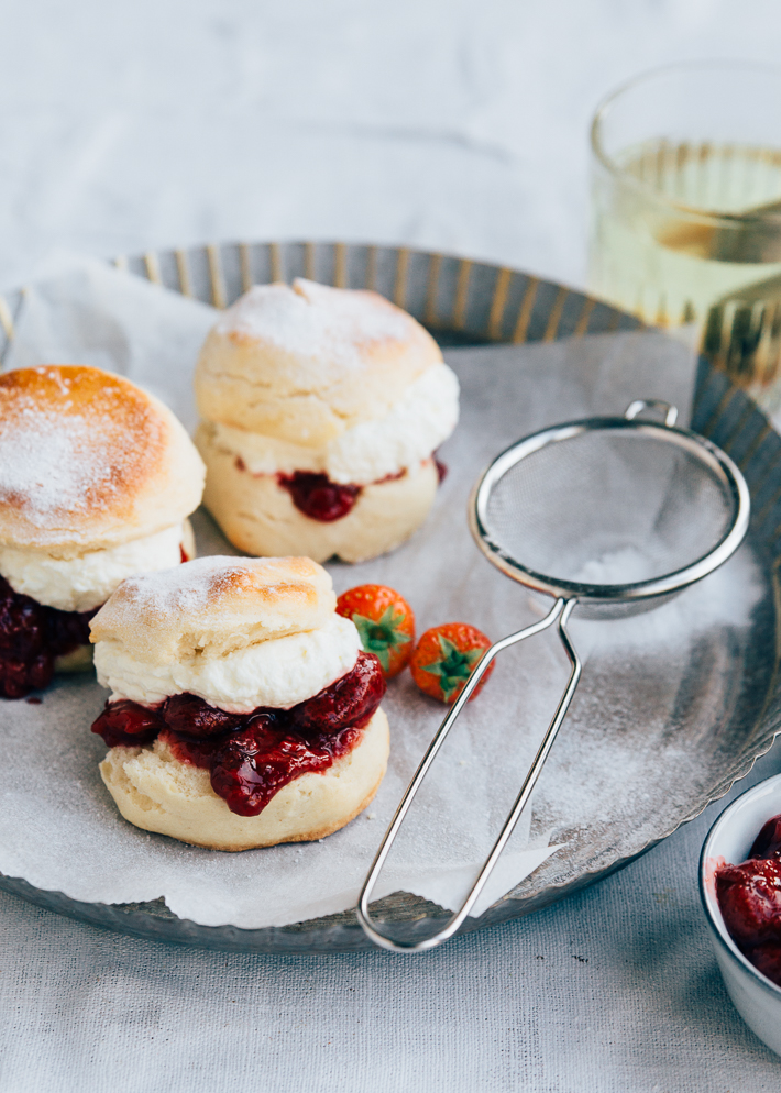 Scones sandwiches met aardbeien