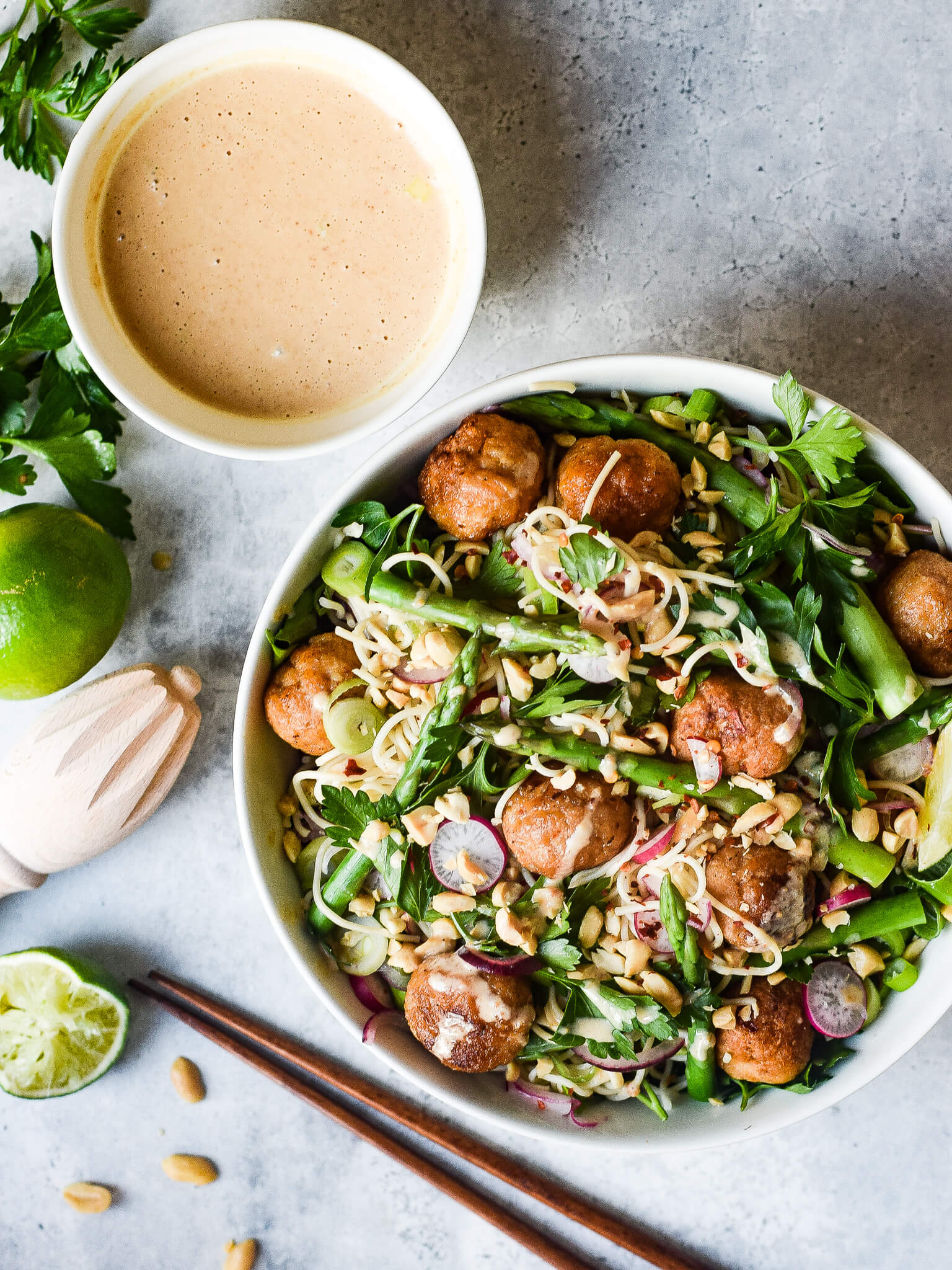 Noedelsalade met asperges, kippenballetjes en pinda dressing