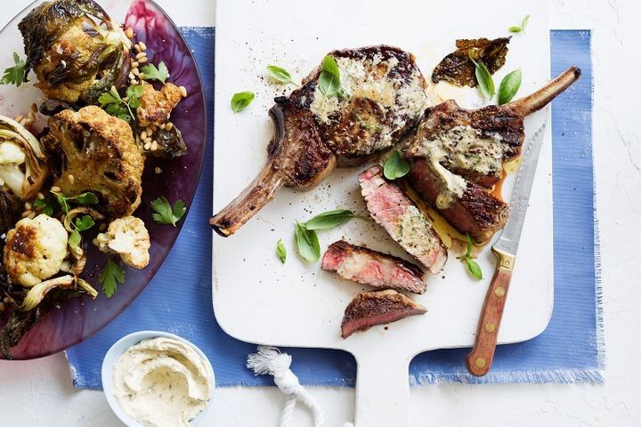 Ribeye met ansjovisboter en geroosterde bloemkool