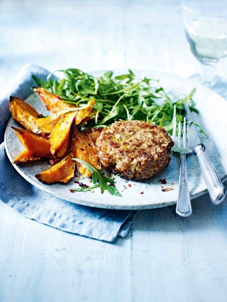 Kruidige lamsburgers met zoete aardappel