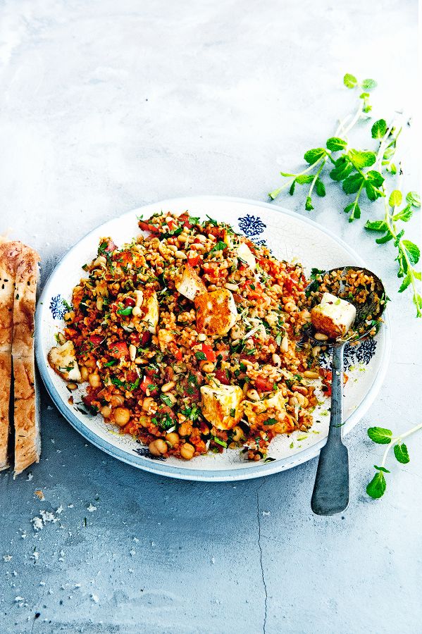 Kisir met kikkererwten en halloumi