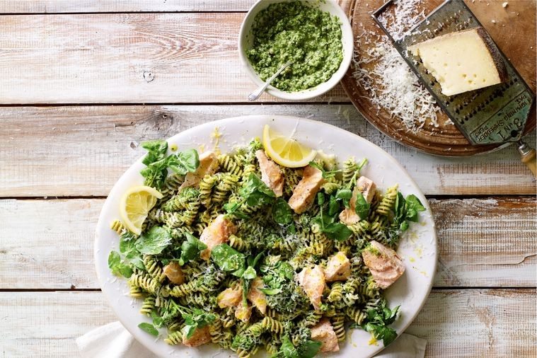Pasta met waterkerspesto en zalm
