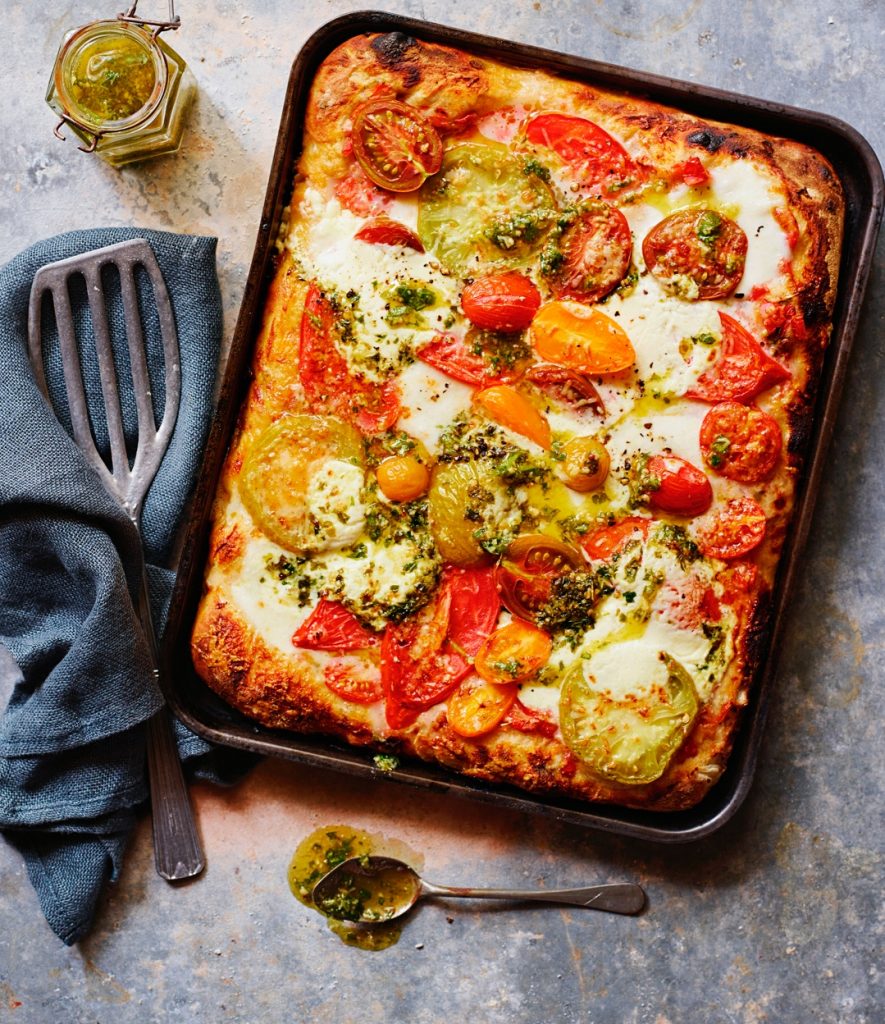 Pizza met tomaten en pesto