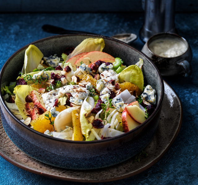 Witloofsalade met gedroogde veenbessen, blauwe kaas en gemberdressing