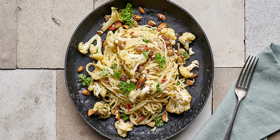 Spaghetti carbonara met geroosterde bloemkool en amandelen