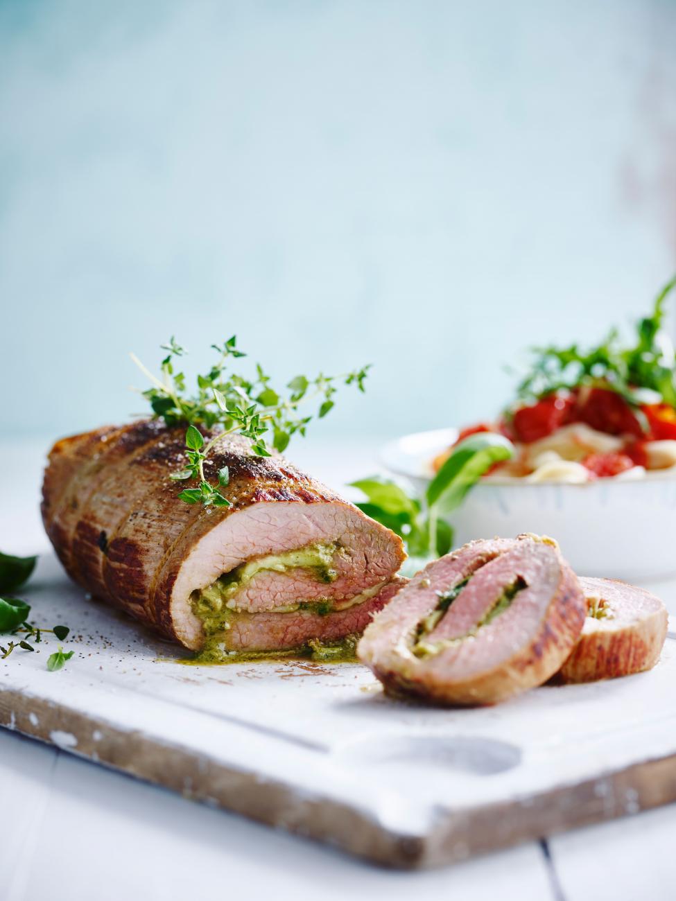 Gevulde kalfsrollade met pesto en mozzarella