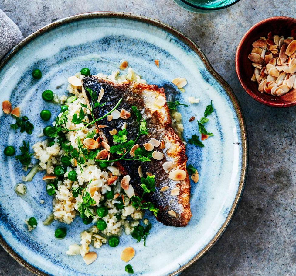Bloemkool risotto met erwtjes, amandelen en zeebaars