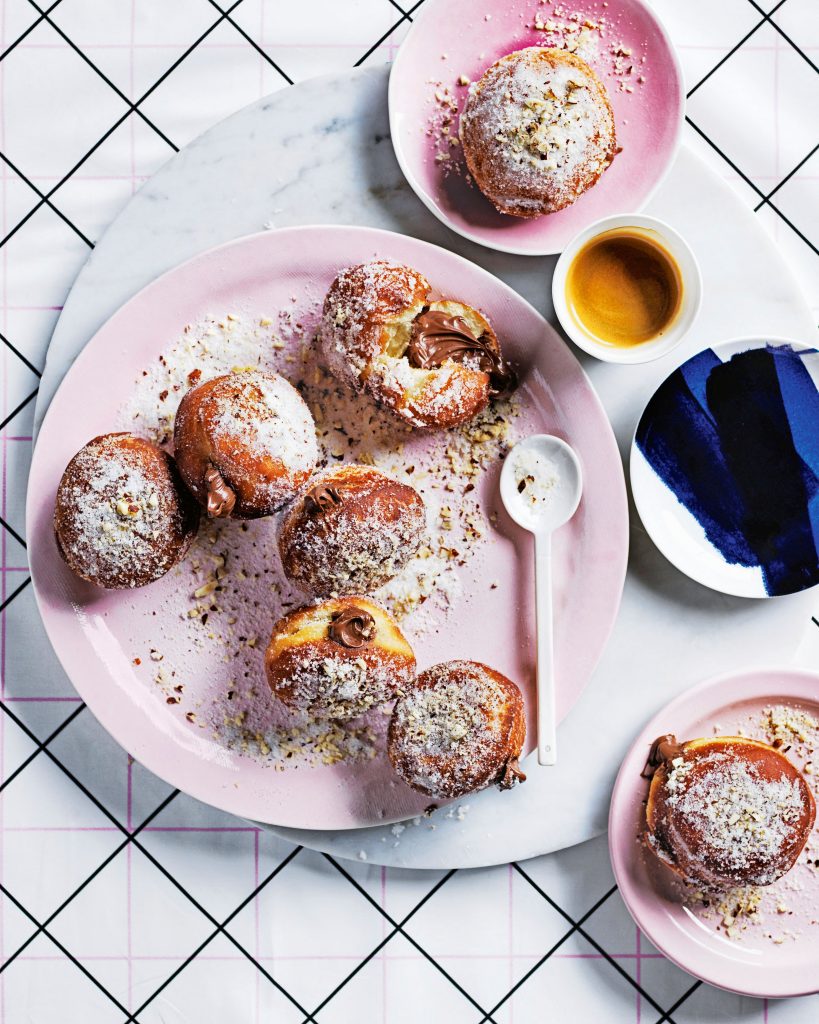 Gevulde donuts met chocolade-banketbakkersroom 