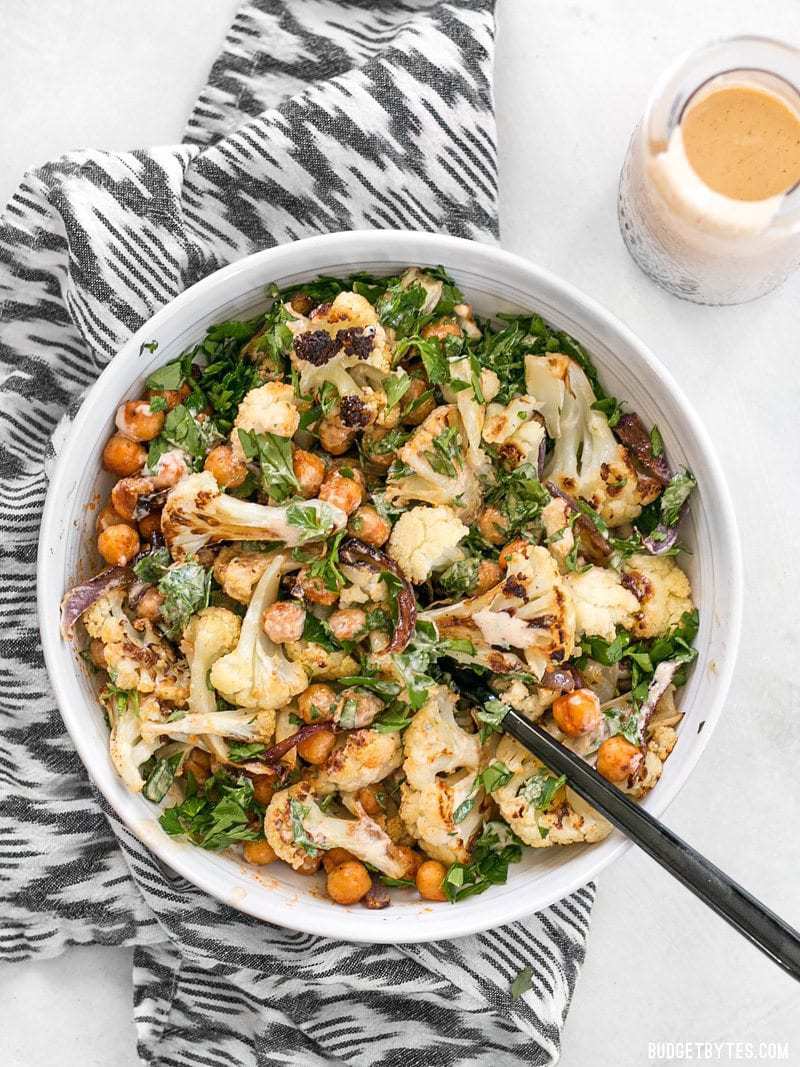 Geroosterde bloemkoolsalade met citroentahini dressing
