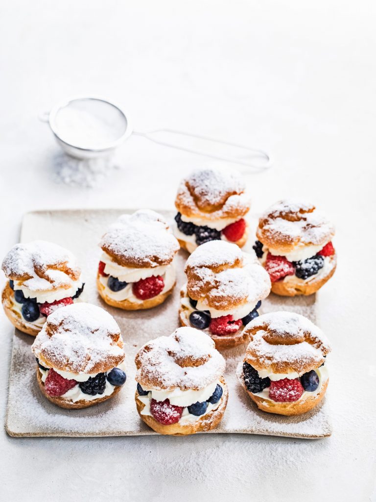 Soezen met rood fruit en mascarpone vulling