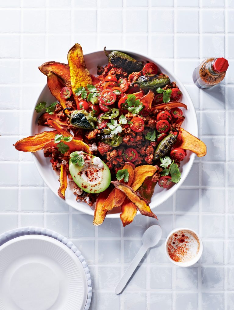 Zoete-aardappelchips met kruidig gehakt en tomatensalsa