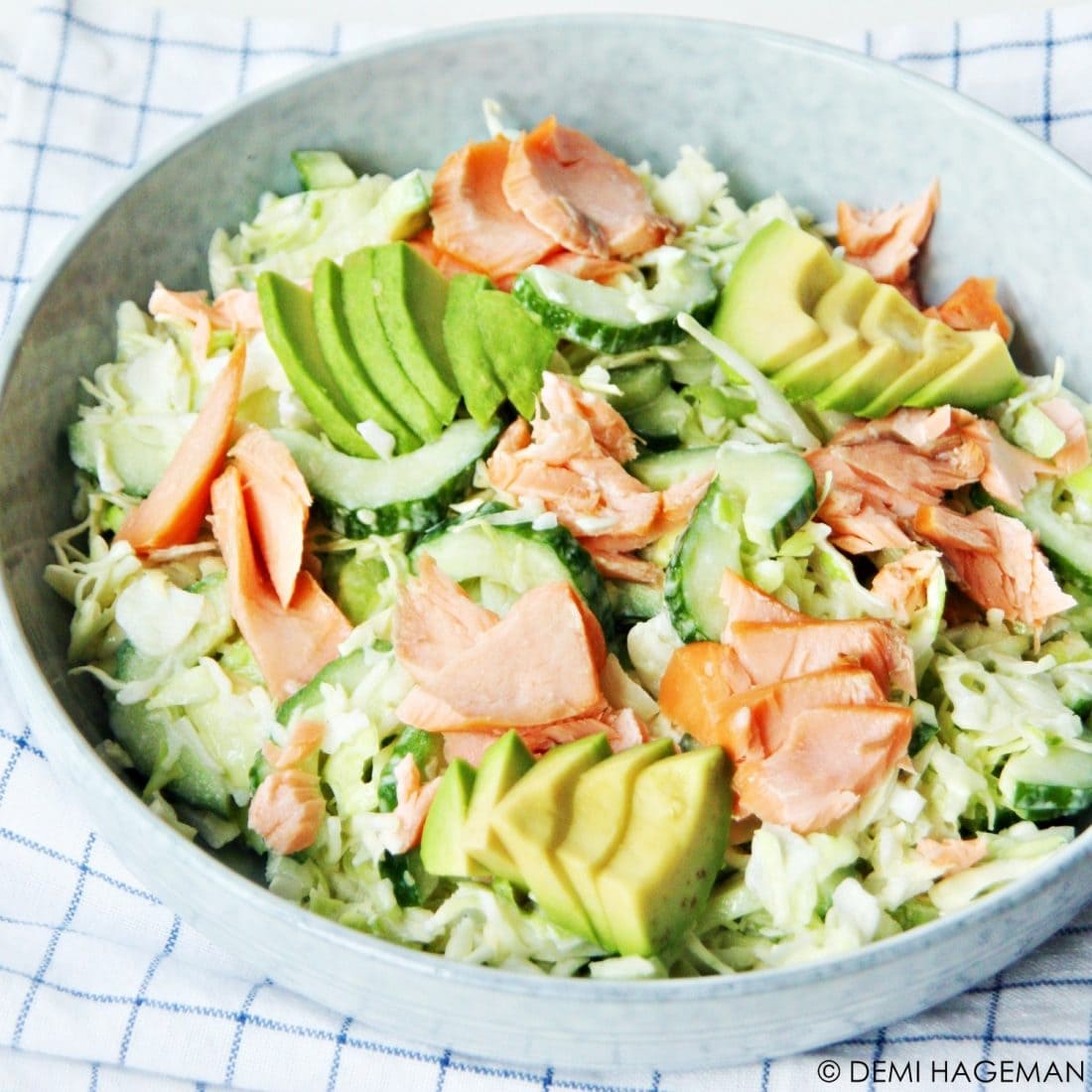 Koolsalade met wasabi en warm gerookte zalm