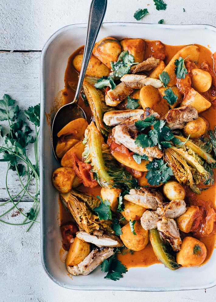 Thaise curry schotel met krieltjes, kip en tomaat
