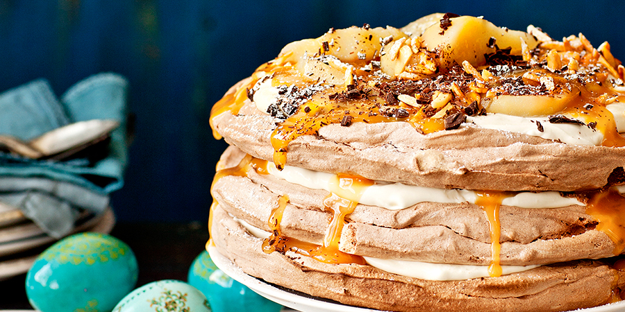 Chocoladepavlova met kruidige peren en butterscotchsaus
