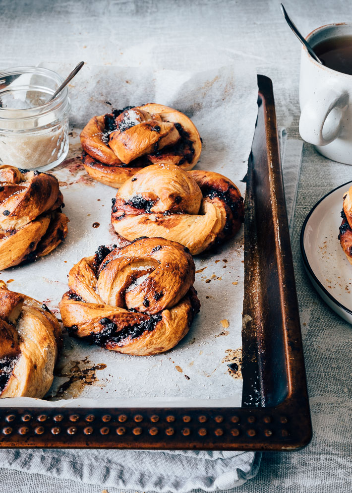 Zoete swirlbroodjes met bramen