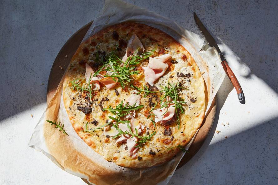 Piz­za bi­an­co met truf­fel­ma­scar­po­ne