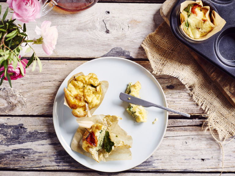 Ontbijtmuffins van ei, tomaat en jonge kaas