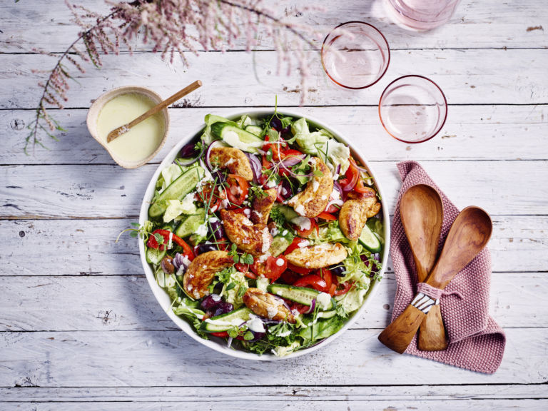 Griekse salade met warme kip en fetasaus