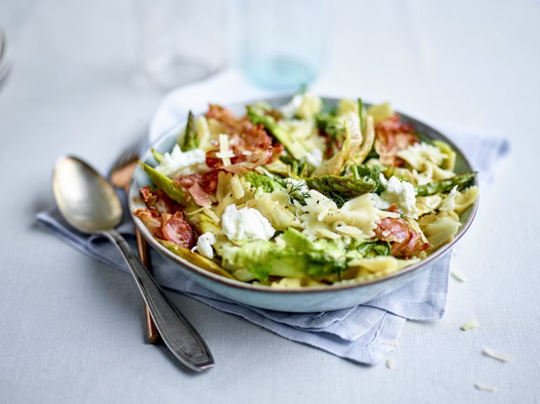 Farfalle met krokante pancetta, andijvie en mozzarella