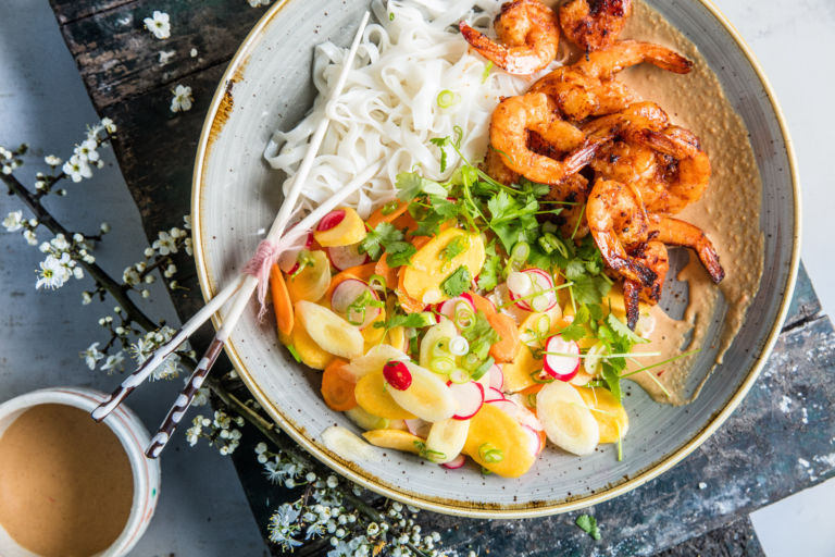 Honing-chili scampi\'s met rijstnoedels en krokante groentjes