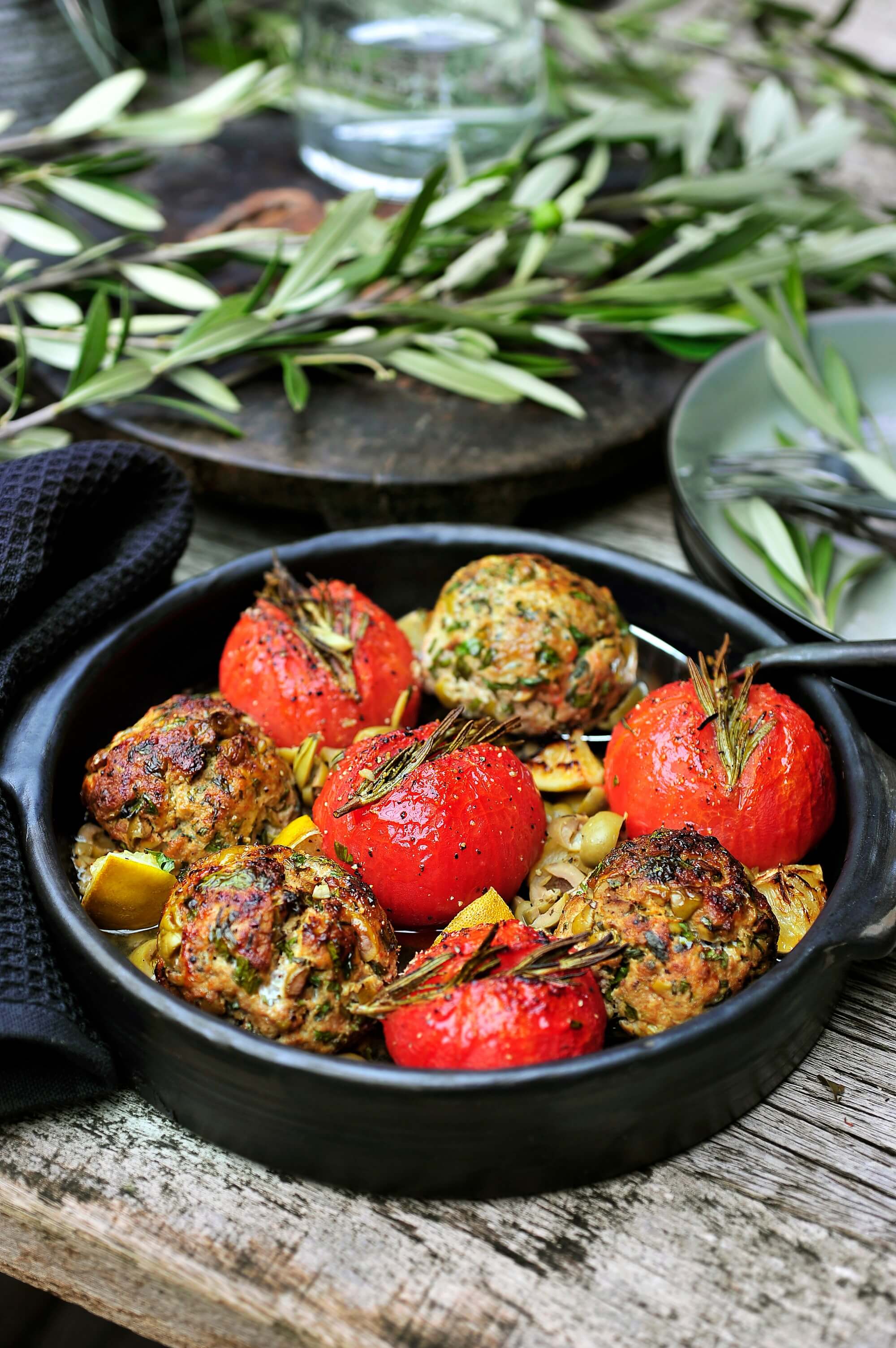 Olijven met gehakt en tomaten