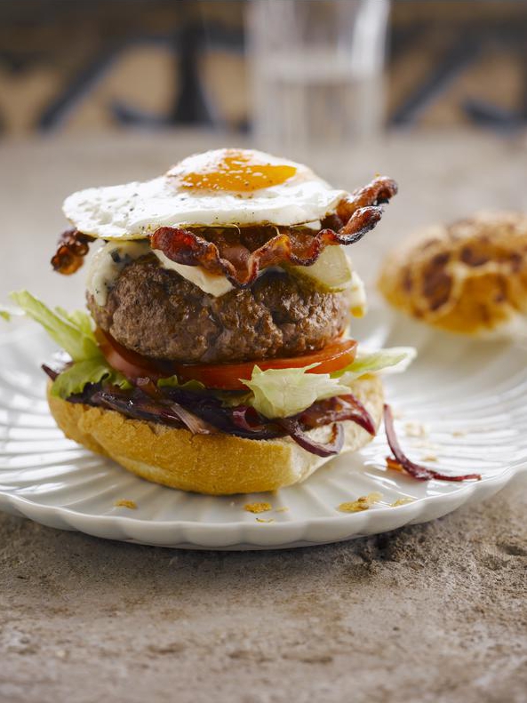 Hamburger met blauwe kaas en uienconfituur