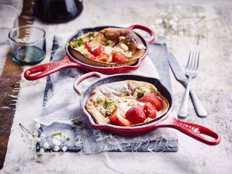 Fluffy pannenkoek met aardbeien, yoghurt en amandelen