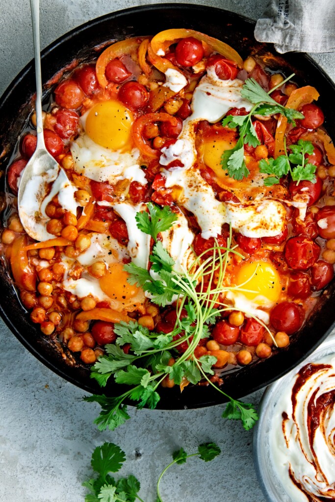 Shakshuka met kikkererwten en harissayoghurt