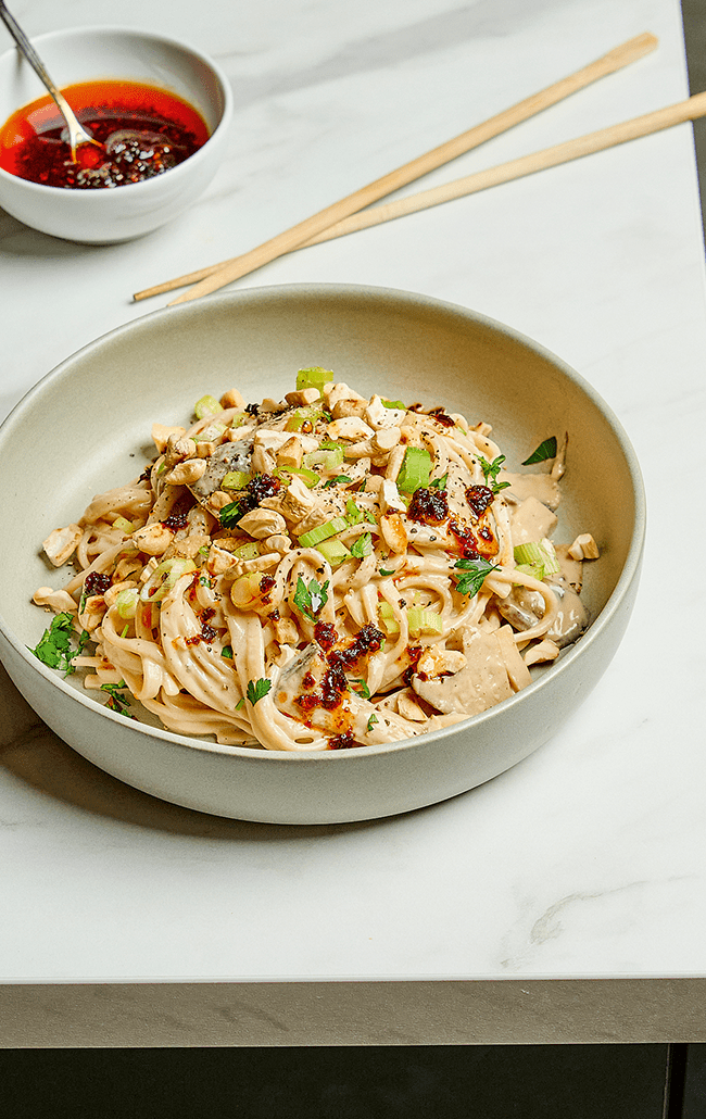 Noedels in miso-tahinsaus met paddenstoelen