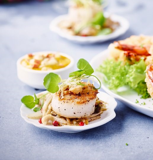 Gebakken coquilles met gekonfijt witloof en notencrumble