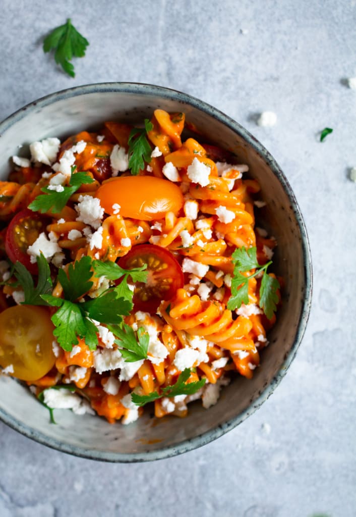 Pasta met paprika, feta en peterselie