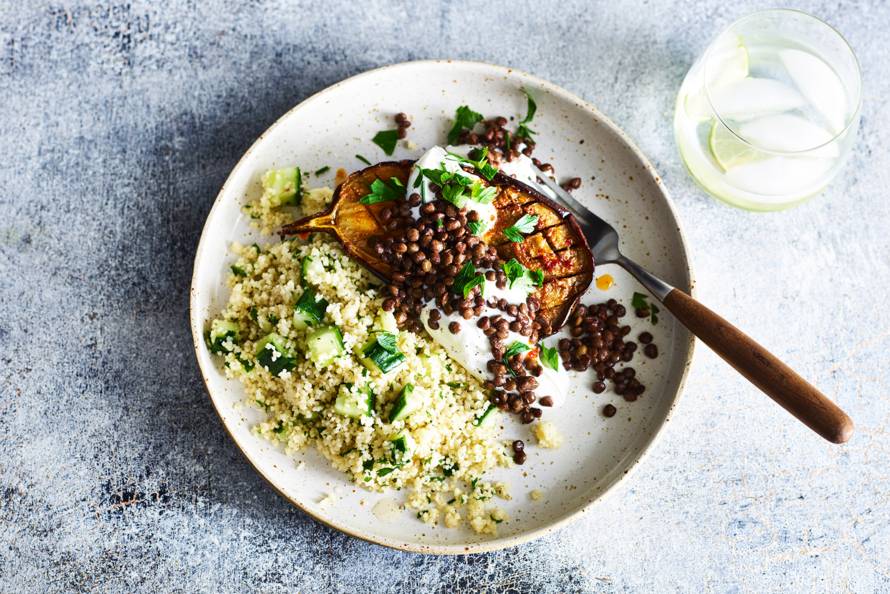 Ge­roos­ter­de au­ber­gi­ne met lin­zen & kom­kom­mer­cous­cous