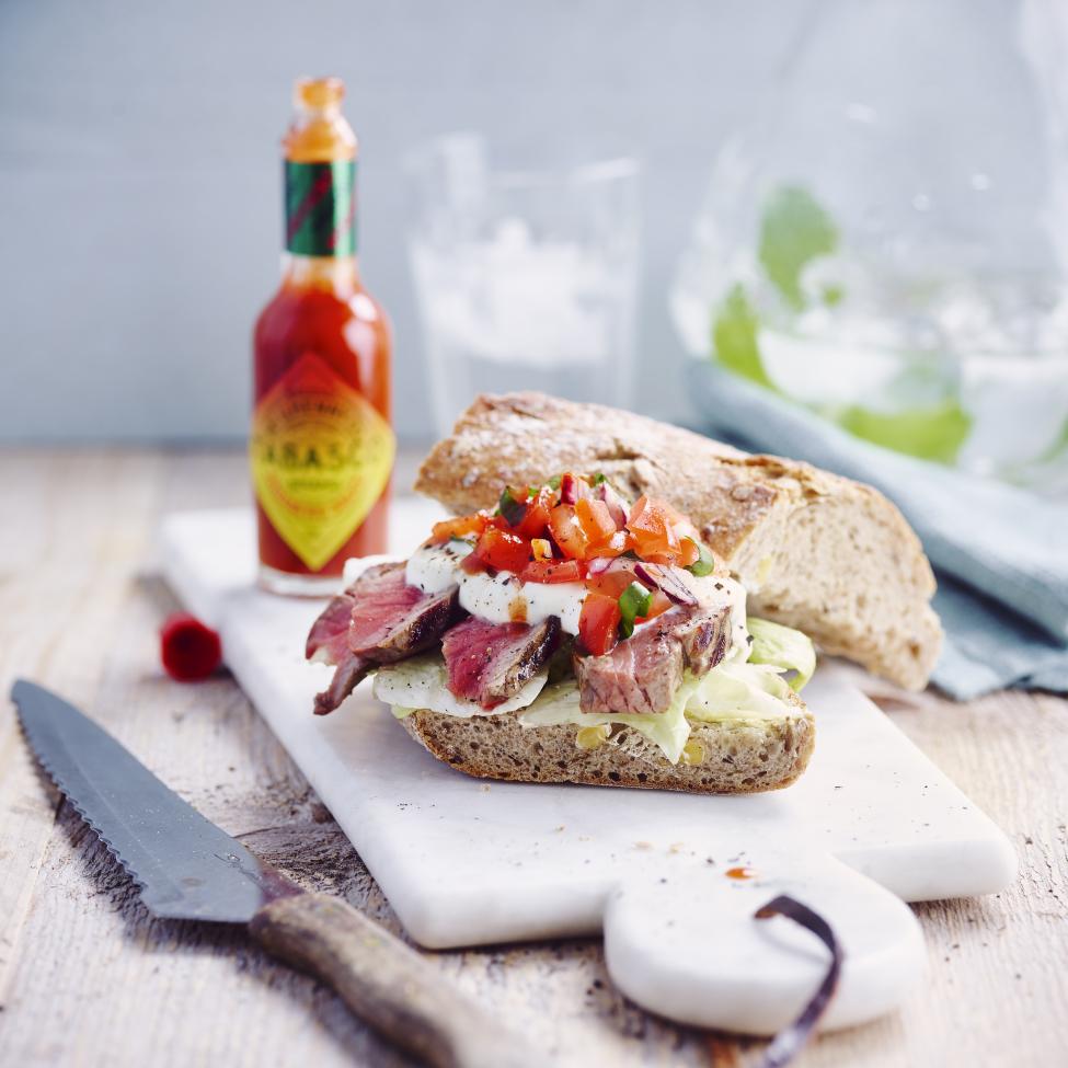 Steak sandwich met pikante tomatensalsa en zure room