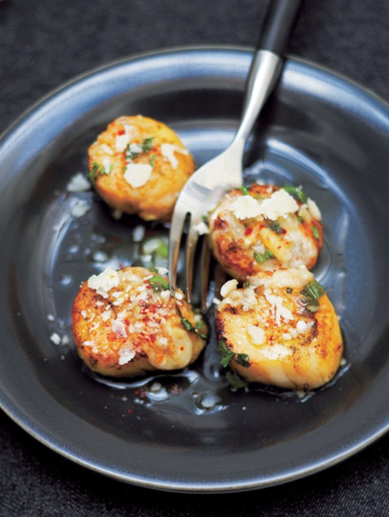 Met kruidenboter en parmezaan gegrilde sint-jakobsschelpen