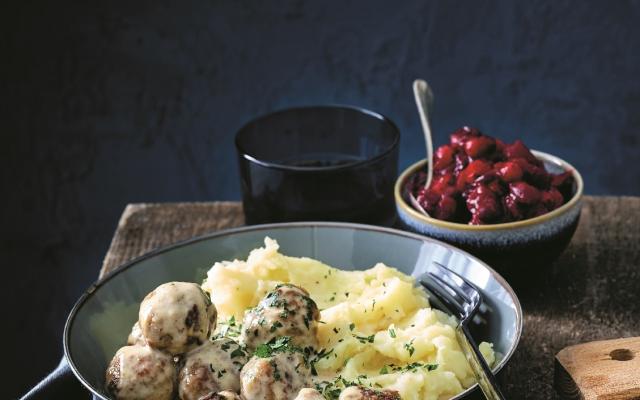 Kötbullar met veenbessen en puree
