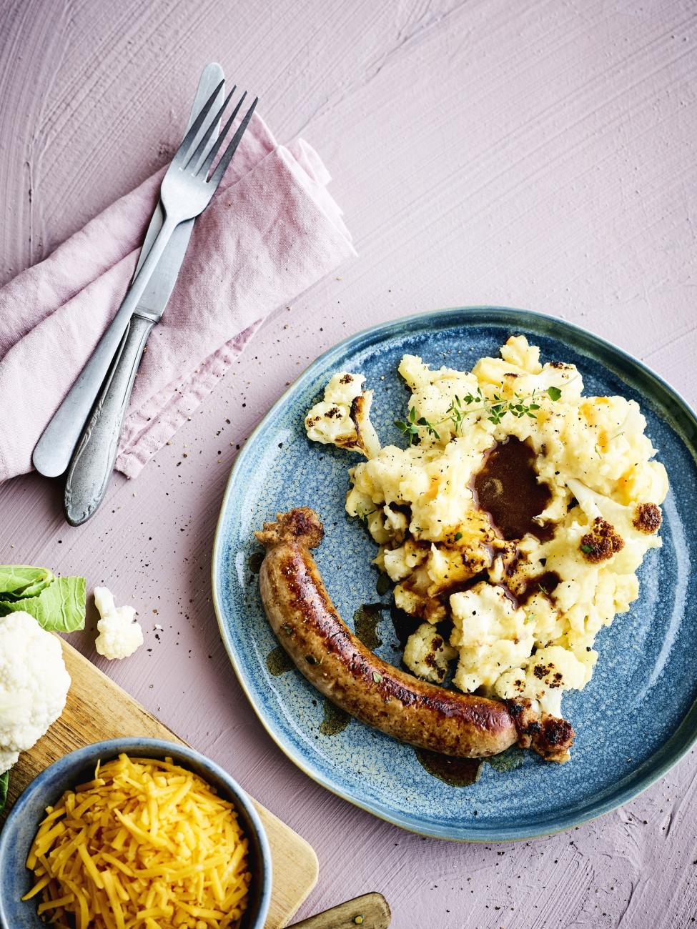 Gegrilde bloemkoolstoemp met cheddar en worst