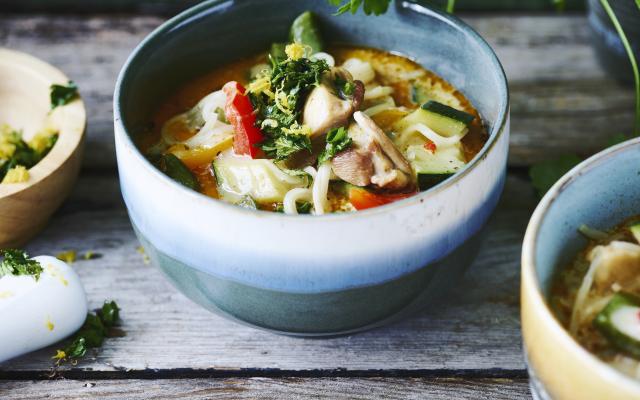 Thaise kokossoep met kip, rode curry en gremolata
