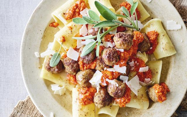 Rigatoni met gehaktballetjes en paprika- en amandelpesto