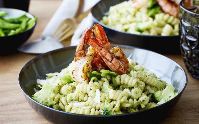 Fusilli met broccolipesto en gegrilde gamba’s