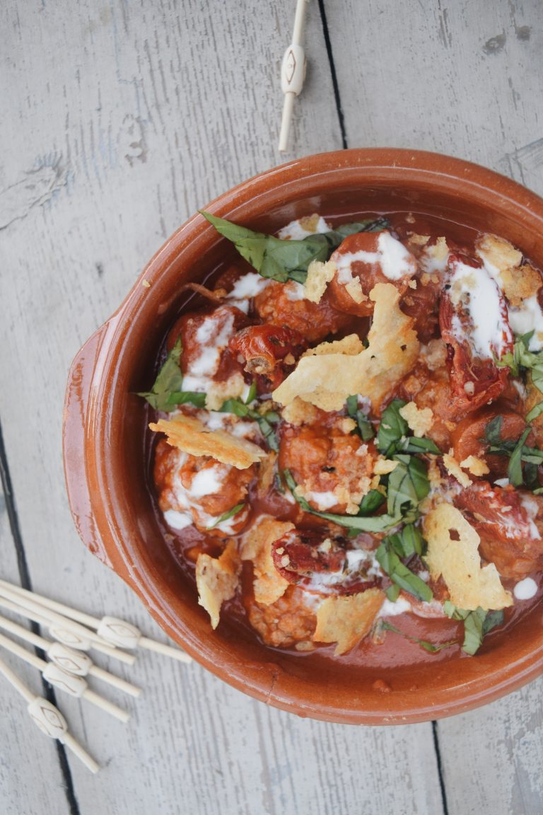 Spaanse gehaktballetjes met chorizo, aioli en parmezaan koekjes