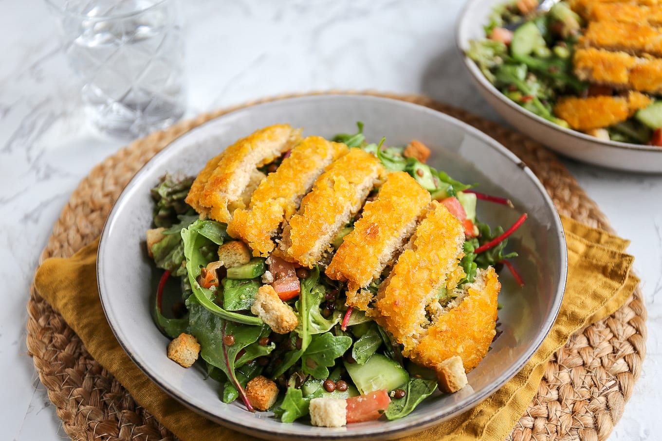 Salade met linzen en schnitzel