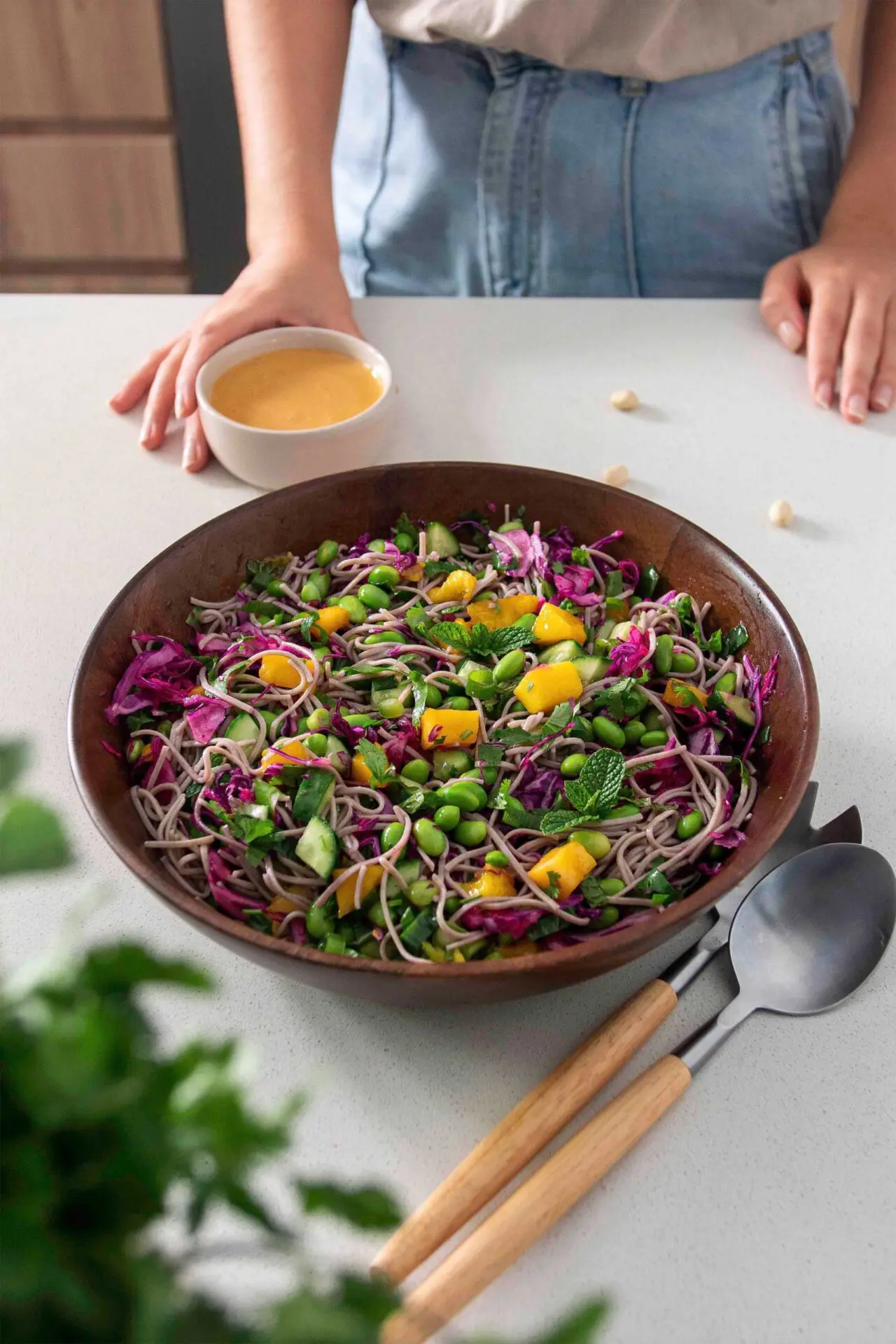 Soba noedelsalade met pindasaus