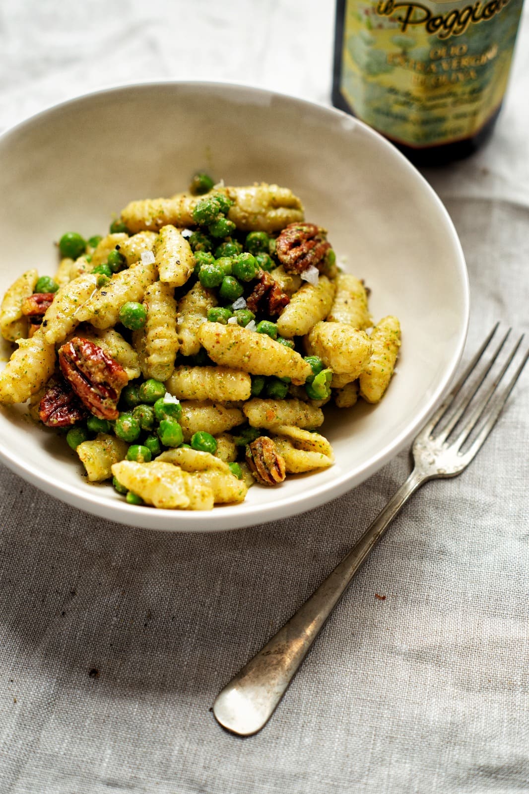 Gnocchi sardi met basilicumpesto en erwtjes
