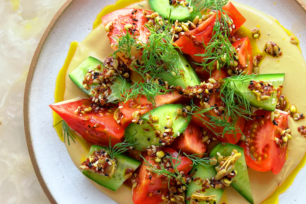 Salade van tomaat en komkommer met tahini en pittige dukkah-olie