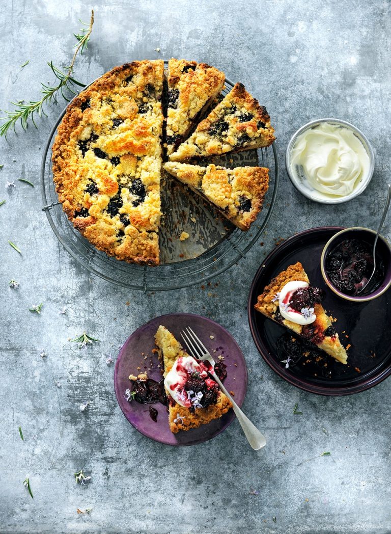 Bramenkruimelcake met bramen-karamelsaus