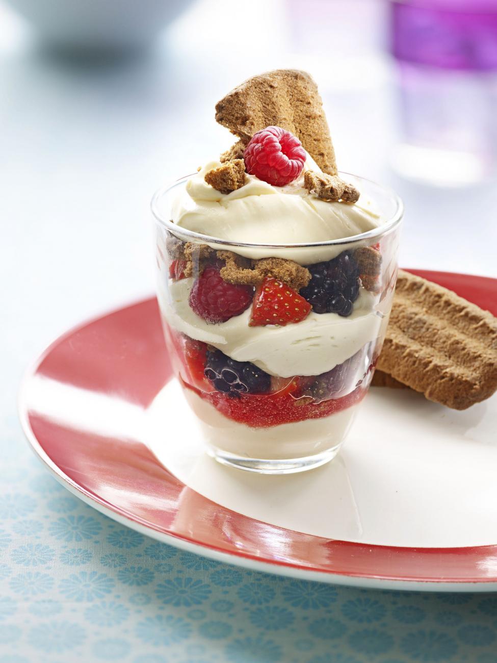 Glaasjes met speculoos, rood fruit en mascarpone