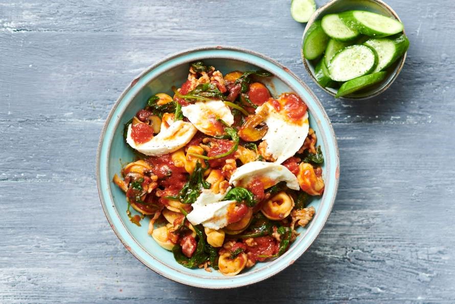 Pasta met kipgehakt, spinazie en tomatensaus
