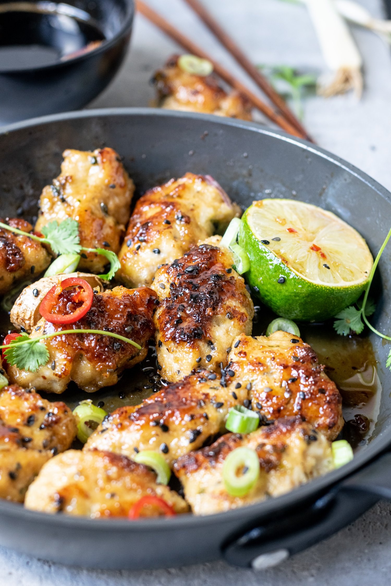 Sticky kipdumplings in chili/ponzu karamel