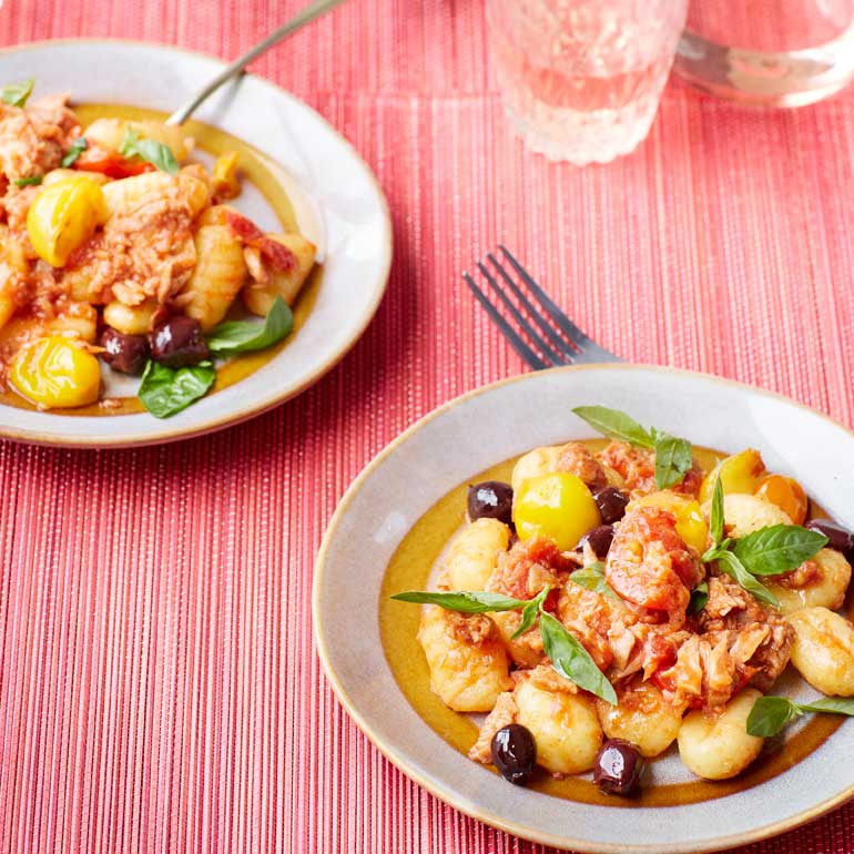 Gnocchi met tonijn en tomatensaus